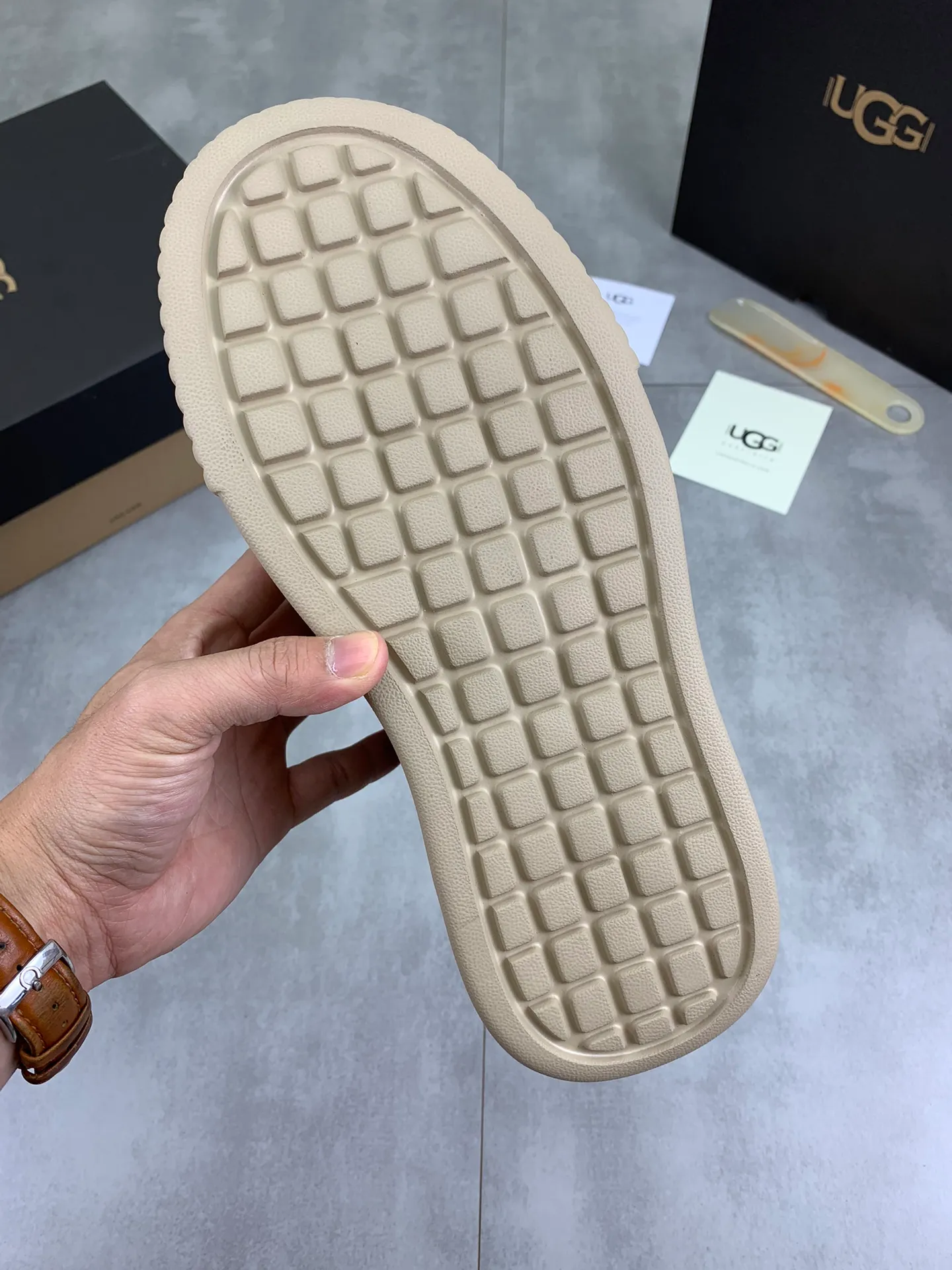 Men's shoes 💰P640 [New style] 💰 🆘 "Real wool" [UGG] 👉The popular men's shoes are synchronized with the official website 🔰The quality of the genuine products [satisfied] is not comparable to the imitations in the general market 🌀The upper is imported Italian frosted cowhide, and the lining is: foot pad 🅰️ grade 🐑Real wool👻Only Grade A can show the effect The hand feels smooth and delicate 🔱The shoe shape is grand, only genuine manufacturers can do it 🎄The perfect toughness of the original outsole 👻⬛️ allows customers to say goodbye to one-time consumption. Real wool lining, super warm. Available in black, brown and gray. Size: 39-44